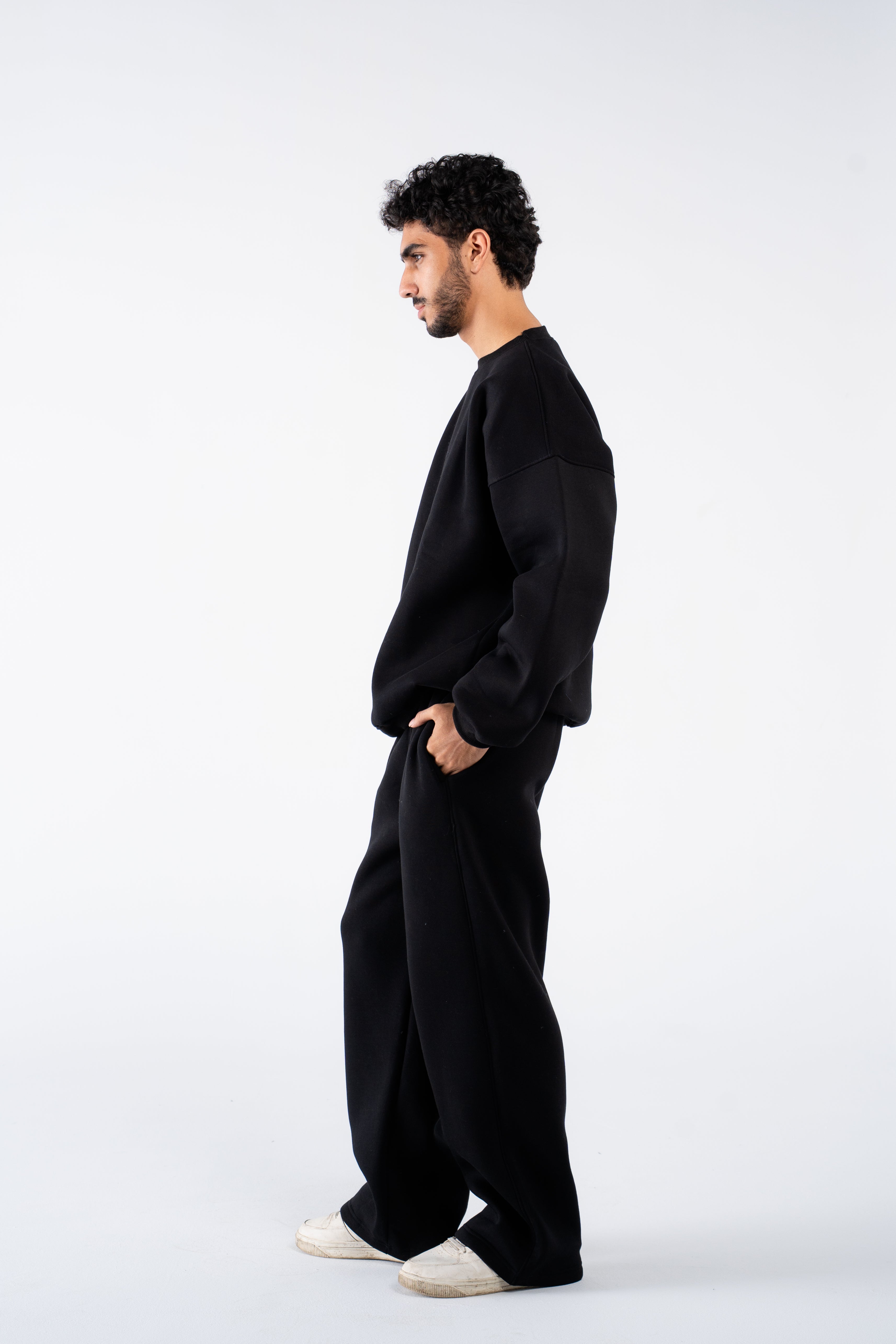 Pitch black creweneck