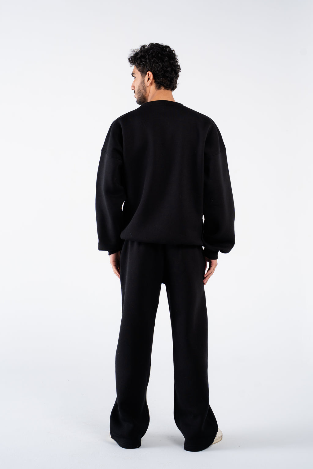 Pitch black creweneck